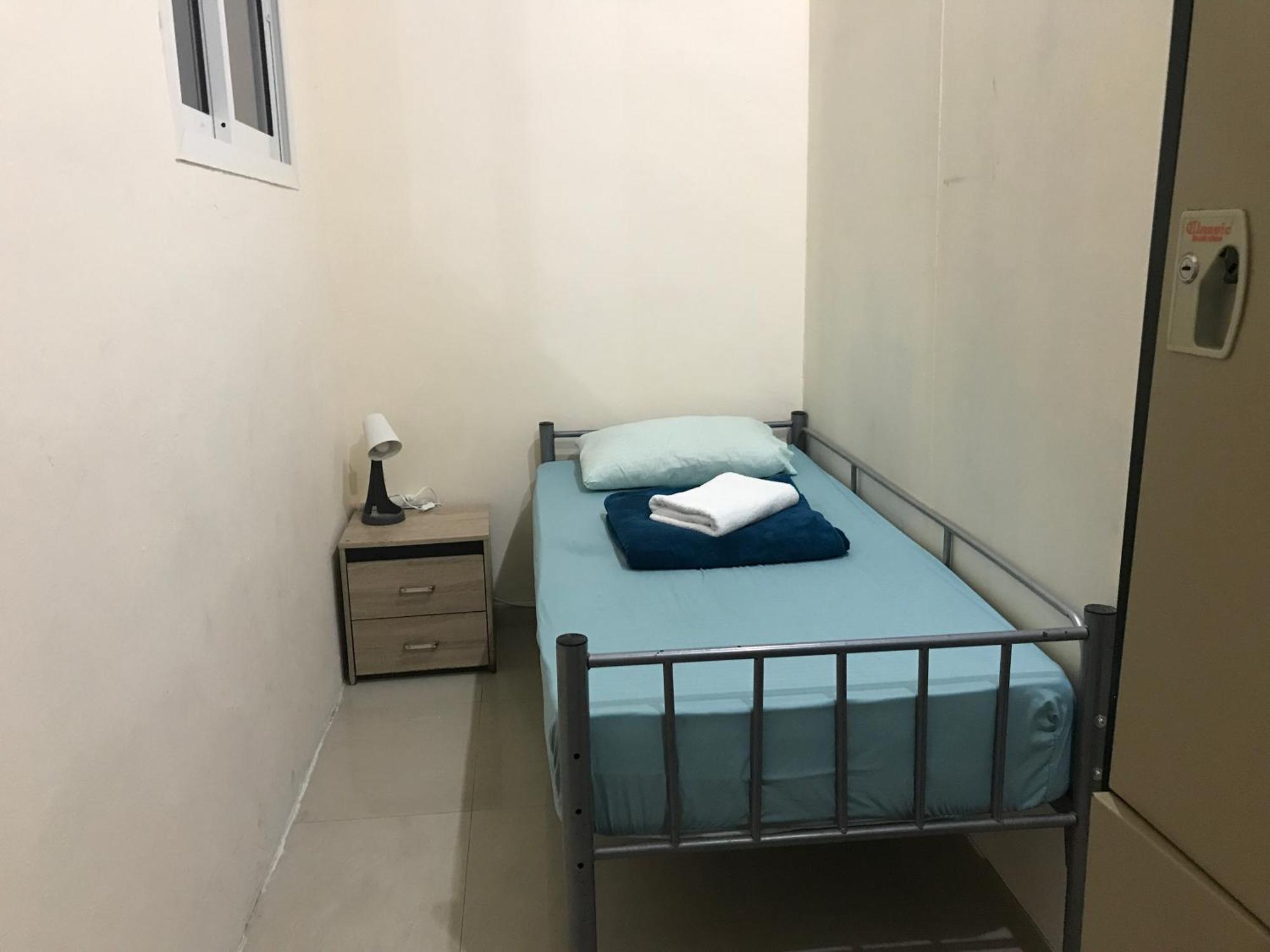 Backpacker'S Bed - No Parking Space Abu Dhabi Exteriör bild